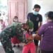 Babinsa 1017/Lamandau Dampingi Vaksin Tetanus Siswa Sekolah Dasar