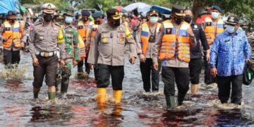 Kapolda Kalteng Cek Banjir di Penda Barania dan Bagikan Bansos