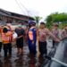 Polairud Bantu Distribusikan Nasi Bungkus untuk Korban Terdampak Banjir