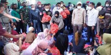 Mensos Kunjungi Para Pengungsi Banjir di GOR KONI