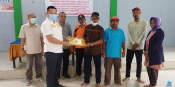 Kejari dan Distan Pulang Pisau Serahkan Bantuan Ayam Petelur ke Desa Tahai Baru