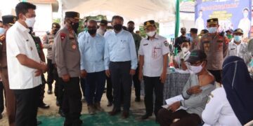Kapolda Tinjau Vaksinasi di Desa Benangin Barut