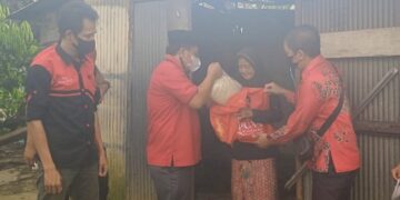 H Fadli Serahkan Langsung Bantuan Paket Sembako