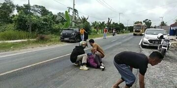 Tergelincir Akibat Tumpahan Solar di Jalan Trans Kalimantan Desa Mantaren ll