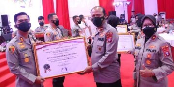 Kapolda Kalteng Berikan Penghargaan Predikat WBK kepada Polres Pulang Pisau
