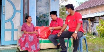 DPC dan PAC PDI Perjuangan Pulpis Bagikan Paket Sembako dari Puan Maharani