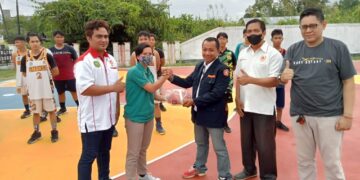 Lounching Lapangan H2 FM, Ketua Karang Taruna Pulpis Serahkan 4 Bola Basket