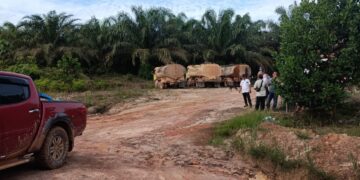 Petani dan Kades Pundu Portal Jalan ex Mentaya Kalang