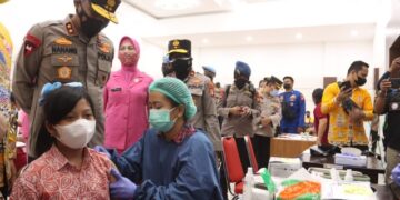 Kapolda Kalteng Tinjau Vaksinasi Anak Usia 6-11 Tahun di Gumas