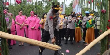 Prosesi Adat Dayak Ngaju  Warnai Penyambutan Kapolda Kalteng di Mapolres Gumas