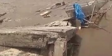 Pembangunan Proyek Dermaga Feri Desa Pangkoh Hulu Ambruk