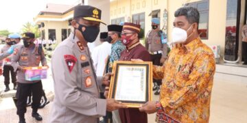 Kapolda Berikan Penghargaan kepada Tokoh Adat dan Tokoh Masyarakat Barsel