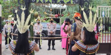 Kunker ke Polres Bartim, Kapolda Disambut Acara Adat dan Jajar Kehormatan