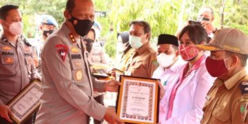 Kapolda Kalteng Berikan Piagam Penghargaan kepada Tokoh di Bartim