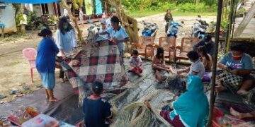 Pengrajin Rotan Uwei Pambelom, Kaum Laki-laki Juga Diikut Sertakan