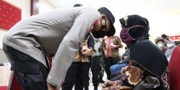 Kapolda Tinjau Vaksinasi Massal di Sampit dan Bagikan Sembako