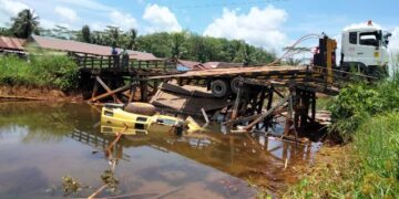Luar Biasa! Akibat Tronton Melintas, Jembatan Desa Tahai Baru Ambruk