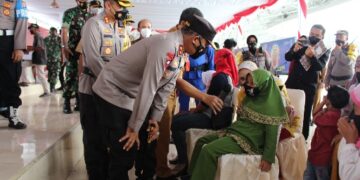 Kapolda Tinjau Vaksinasi Massal di Stadion Muara Teweh