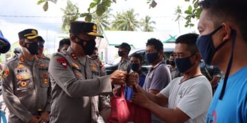 Kapolda Beri Bansos untuk Masyarakat Pesisir di Kobar
