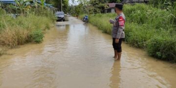 Curah Hujan Tinggi, Personel Polsek Banama Tingang Terus Pantau Debit Air Sungai Kahayan