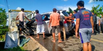 Diduga Mengantuk, Sopir Mobil Avanza Tabrak Pembatas Tiang Jembatan