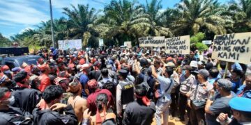 Dianggap Melanggar Adat, PT. SLM Didemo Ratusan Warga