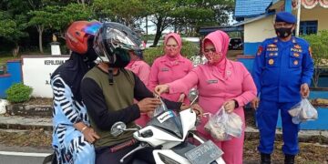 Jumat Berbagi, Bhayangkari Cabang Pulang Pisau Bagikan Nasi Bungkus kepada Masyarakat