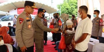 Kapolda Tinjau Vaksinasi dan Bagikan Sembako di Katingan