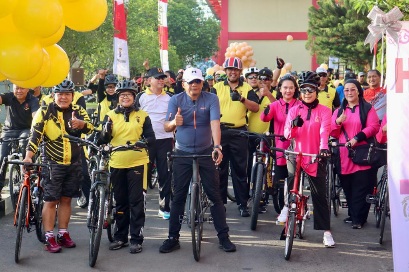 Kapolda Kalteng Irjen Pol Nanang Avianto mengikuti fun bike dalam rangka HUT Polwan