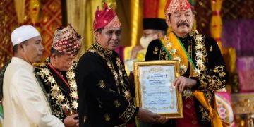 Jaksa Agung Dianugerahi Gelar Adat Sri Paduko Agung Mustiko Alam