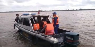 Marnit Pegatan Ditpolairud Evakuasi Korban Kecelakaan di Laut