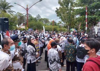 Ratusan Guru Demo Tuntut TKD
