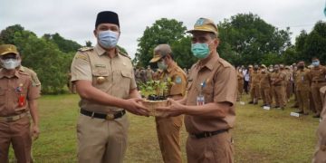 Tekan Inflasi, Bupati Lamandau bagikan Bibit Cabai Gratis kepada ASN 