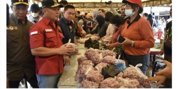 Sugianto Tinjau Pasar Penyeimbang dan Pasar Murah Mentaya Seberang Kotim
