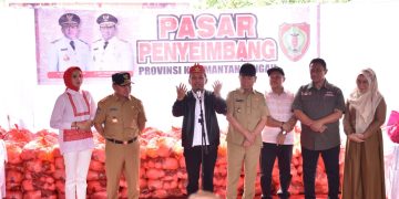 Gubernur Kalteng dan Anggota DPR RI Agustiar Sabran Subsidi Penuh 10 Ribu Paket Sembako Pasar Penyeimbang di Kapuas, Warga Antusias dan Terharu