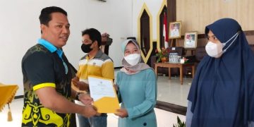 Bupati Lamandau Serahkan Dana Bantuan Permodalan dan NIB kepada Ratusan Pelaku UMK