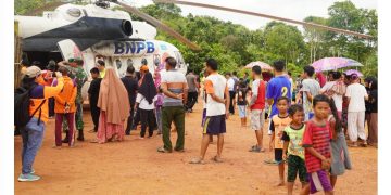 Bantuan Sembako Diantar Helikopter, ke Seruyan Hulu, Warga Ucapkan Terima Kasih Kepada Gubernur Sugianto