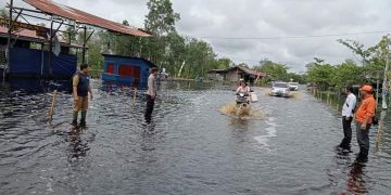 Ruas Jalan Tumbang Nusa Terendam Banjir, Satlantas Polres Pulang Pisau Kerahkan Personel Atur Lalu Lintas
