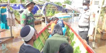 Sinergitas TNI-Polri dan Instansi Terkait, Bantu Masyarakat Terdampak Banjir Tumbang Nusa