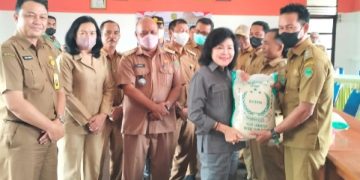 Bupati Pulang Pisau Bagikan Beras bagi Korban Terdampak Banjir