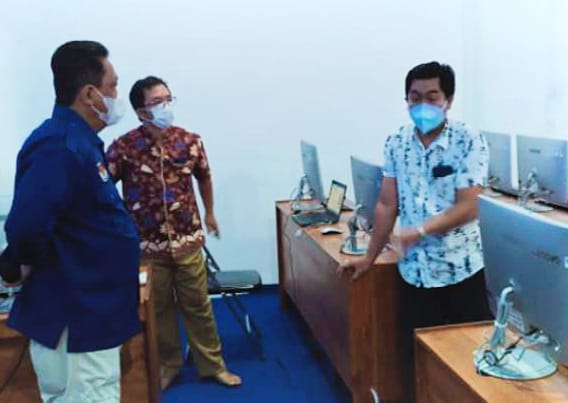 Komisioner KPU Kalteng saat memantau persiapatan test CAT PPK di Palangka Raya, Selasa (06/12/2022). Foto : Ist