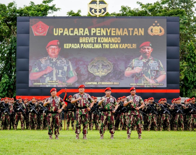 Disematkan Baret Merah Kopassus, Kapolri: Jangan Ragukan Sinergisitas ...