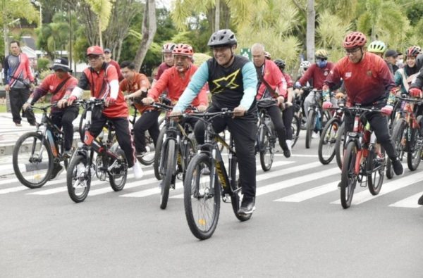 Wagub Kalteng H. Edy Pratowo melaksanakan kegiatan bersepeda santai atau gowes