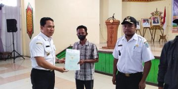 Bupati Lamandau Bersama BPN Bagikan Sertifikat Tanah Program PTSL