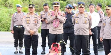 Kunker ke Polres Barsel, Wakapolda Kalteng Disambut Tarian Adat