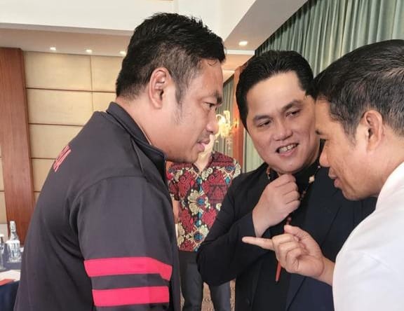 Wakil CEO Kalteng Putra FC Rahmat Nasution Hamka (RNH) bersama Erick Tohir dan Sekjend PSSI Yunus Nusi saat bertemu di Bali. Foto : Ist/Humas Kalteng Putra FC