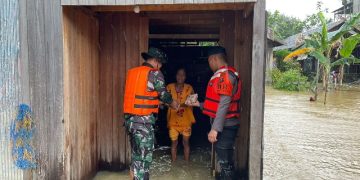 Polda Kalteng Bagikan Ratusan Makanan Kepada Korban Banjir di Pujon