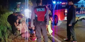 Aksi Sigap, Personel Polres Pulang Pisau Bantu Ibu yang Hendak Melahirkan di Jalan