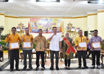 Bunda PAUD Kabupaten Lamandau Serahkan Piagam Penghargaan Kepada Camat Batang Kawa Loren