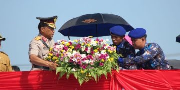 Polda Kalteng Gelar Upacara Tabur Bunga di Pelabuhan Sampit